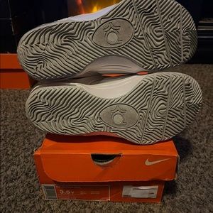 KD VII Aunt pearls.Limited pair.Very good condition.worn once Size 3.5y womens 5